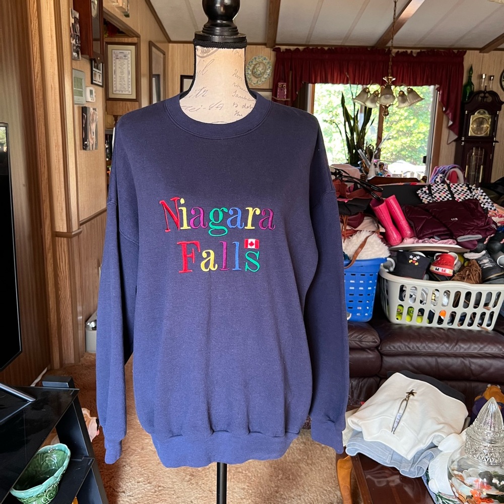 90s Niagara Falls Canada Crewneck Sweatshirt
Embroidery Spellout Blue Color.